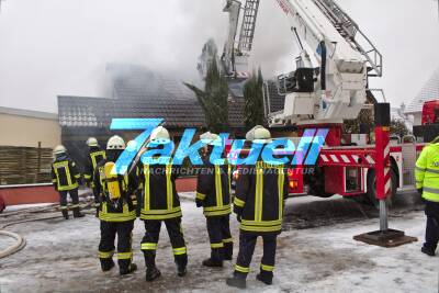 Gebäudevollbrand in Lingenfeld bei eisigen Temperaturen
