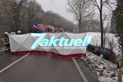 Tödlicher Glätteunfall: BMW kommt auf schneeglatter Fahrbahn ab und kracht gegen Baum - 46-Jährige stirbt am Unfallort