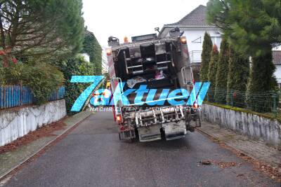 Nach Wasserrohrbruch - Müllfahrzeug bricht halbseitig in unterspülte Straße ein
