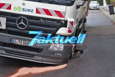 Nach Wasserrohrbruch - Müllfahrzeug bricht halbseitig in unterspülte Straße ein