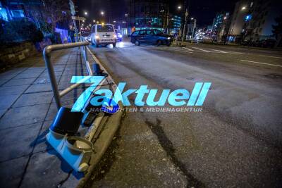 PKW fährt gegen Ampelmast - 63-Jähriger Fahrer leicht verletzt