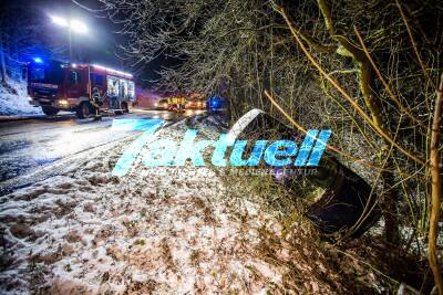 Glätteunfall - Rettungskräfte finden leeres Fahrzeug  - 2 Insassen flüchtig