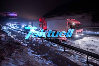 Unmengen Schnee am Albaufstieg: Vollsperrung der A8 wegen verschneiter A8 - Winterdienst kommt mit Räumung kaum mehr hinterher