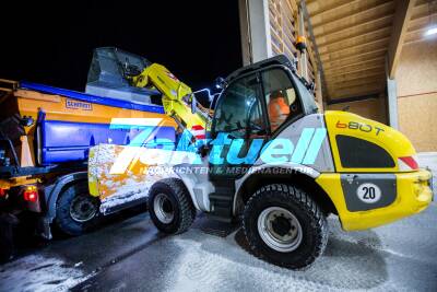 Unmengen Schnee am Albaufstieg: Vollsperrung der A8 wegen verschneiter A8 - Winterdienst kommt mit Räumung kaum mehr hinterher