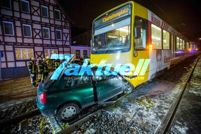 Audifahrerin kracht frontal in Stadtbahn - Ersthelfer retten schwerverletzte Frau aus Wrack: Auto fängt an zu brennen