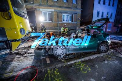 Audifahrerin kracht frontal in Stadtbahn - Ersthelfer retten schwerverletzte Frau aus Wrack: Auto fängt an zu brennen