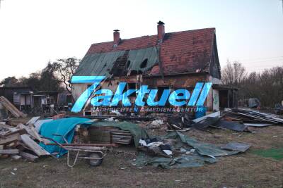 Gebäudebrand an altem Bahnwärterhaus - Anbau komplett abgebrannt