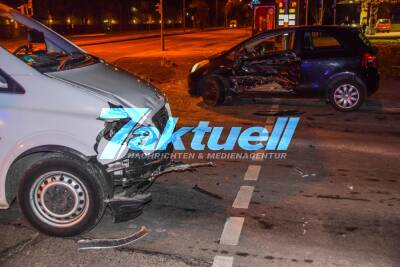 Schwerer Frontalcrash in Karlsruhe: Ampelanlage an Kreuzung schaltet nachts automatisch ab - Transporter kracht in Kleinwagen, mehrere Verletzte