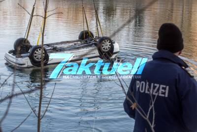 Gestohlenes DRK-Fahrzeug im Neckar entsorgt: Bergung des Autos mit Autokran und Polizeitauchern