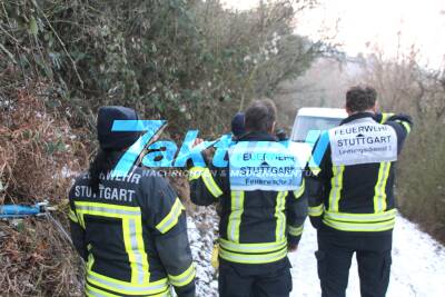 Sprinter kommt auf glattem Fahrbahn ab - Gebüsch hält ihn auf - Feuerwehr hilft bei Bergung mit Winde