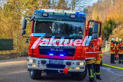 Feuer in Firmengebäude in Ettlingen: Obergeschoss komplett ausgebrannt - Heftige Brandeinwirkung - Löschwasser gefriert