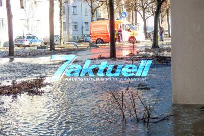 Wasserrohrbruch flutet dutzende Keller und Garage teils meterhoch - Feuerwehr pumpt stundenlang Wasser ab