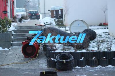 Gasaustritt bei defekter Leitung an Gastank - 30 Personen aus 3 Wohnhäusern evakuiert