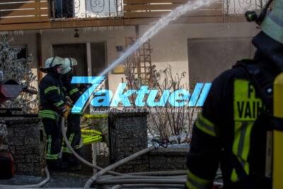 Großbrand zerstört Einfamilienhaus: Feuerwehr kämpft bei Löschmaßnahmen gegen Eiseskälte - Schläuche und Pumpen frieren zu
