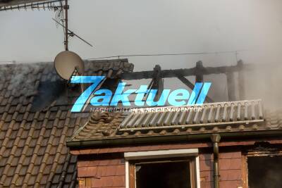 Großbrand zerstört Einfamilienhaus: Feuerwehr kämpft bei Löschmaßnahmen gegen Eiseskälte - Schläuche und Pumpen frieren zu