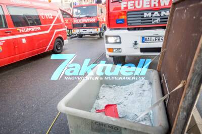 Großbrand zerstört Einfamilienhaus: Feuerwehr kämpft bei Löschmaßnahmen gegen Eiseskälte - Schläuche und Pumpen frieren zu