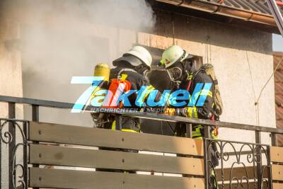 Großbrand zerstört Einfamilienhaus: Feuerwehr kämpft bei Löschmaßnahmen gegen Eiseskälte - Schläuche und Pumpen frieren zu