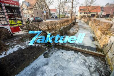 Großbrand zerstört Einfamilienhaus: Feuerwehr kämpft bei Löschmaßnahmen gegen Eiseskälte - Schläuche und Pumpen frieren zu