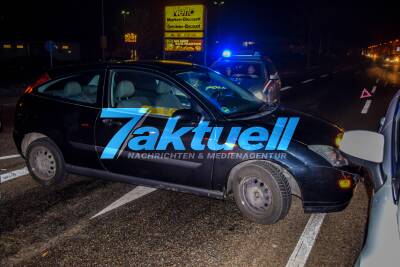 Fahrer während Fahrt bewusstlos - PKW rast in stehende Fahrzeuge an roter Ampel und kracht dann gegen Baum: Fahrer bei Crash in Östringen schwer verletzt