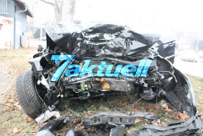Auto kracht gegen Baum: Eine Person verletzt