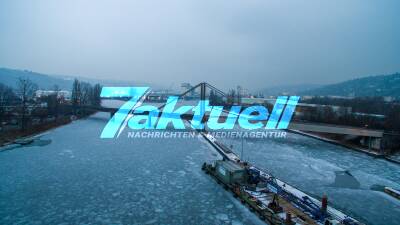 Luftaufnahmen vom zugefrorenen Neckar mit Blick auf den Hafen Stuttgart