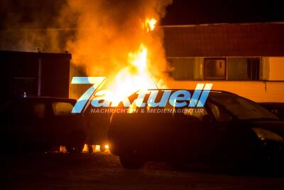 Hat es ein Feuerteufel auf das Autohaus abgesehen? Auto brennt auf Hof eines Autohändlers - Gleicher Ort an dem Großbrand vor wenigen Wochen war