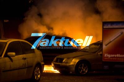 Hat es ein Feuerteufel auf das Autohaus abgesehen? Auto brennt auf Hof eines Autohändlers - Gleicher Ort an dem Großbrand vor wenigen Wochen war