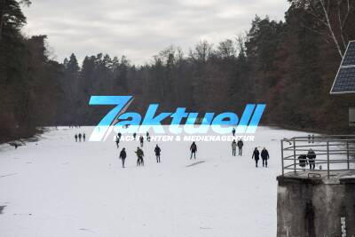 Ausflügler vergnügen sich auf den Eisflächen an den Seen im Rotwildpark