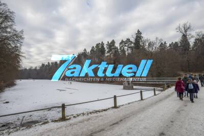 Ausflügler vergnügen sich auf den Eisflächen an den Seen im Rotwildpark