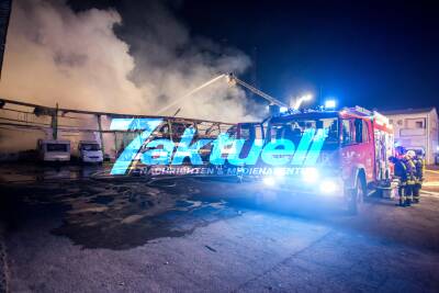Großbrand zerstört riesige KFZ-Werkstatt: Feuerwehr kämpft gegen Flammeninferno - Explosionen von weitem sichtbar gewesen
