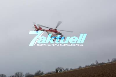 77-Jährige wird beim Spaziergang von rückwärts fahrenden Lieferwagen erfasst - Frau wird schwer verletzt in Klinik geflogen