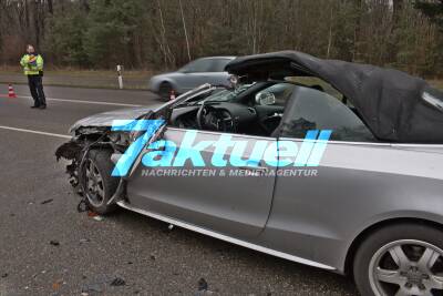 Audi rast nach Unfall in Fahrzeug von Ersthelfer - Cabrio schwer beschädigt, Fahrerin verletzt