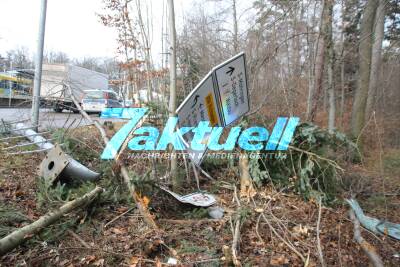 Fotoupdate - Stuttgart - Kirchheimer Straße Höhe Ruhbank; Lkw in Wald gefahren