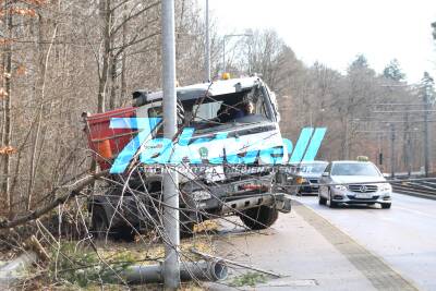 Fotoupdate - Stuttgart - Kirchheimer Straße Höhe Ruhbank; Lkw in Wald gefahren