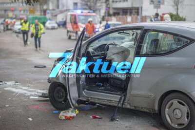 A-Klasse verliert Kontrolle, kracht gegen mehrere Autos und ein Roller, großes Trümmerfeld - Wodka-Flaschen am Fahrzeug