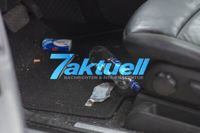 A-Klasse verliert Kontrolle, kracht gegen mehrere Autos und ein Roller, großes Trümmerfeld - Wodka-Flaschen am Fahrzeug