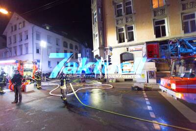 Plötzlich stand die Pizzeria in Flammen! Großer Schreck in der Nacht bei Geburtstagsfeier mit dem Inhaber - Anwohner können sich noch rechtzeitig retten