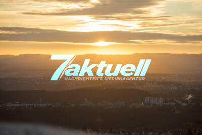 Fotoupdate: Sonnenaufgang auf dem Fernsehturm, der am WE 24h geöffnet hat