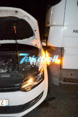 Junge Frau übersieht bei Auffahrt auf Autobahn einen LKW und wird von diesem nach Crash geschoben