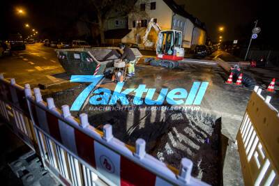 Nach Gasausströmung in Luginsland: Gasleck immer noch nicht gefunden - Bagger frisst sich ganze Nacht durch die Straße