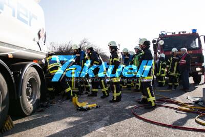 A81 Schwerer Verkehrsunfall - Ein PKW wird zwischen zwei LKW eingeklemmt