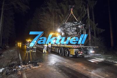 Calw/B296: Junger Fahrer rast mit 300PS Golf R in Gegenverkehr, prallt gegen Passat und Baum, wird in 2 Teile zerfetzt