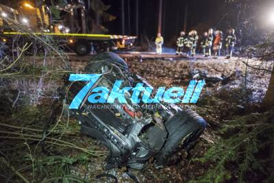 Calw/B296: Junger Fahrer rast mit 300PS Golf R in Gegenverkehr, prallt gegen Passat und Baum, wird in 2 Teile zerfetzt