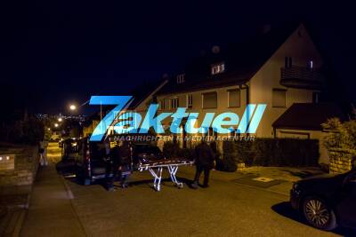 Mysteriöser Fund in Mehrfamilienhaus: 2 Menschen tot in Wohnung gefunden - Spurensicherung vor Ort