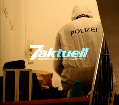 Mysteriöser Fund in Mehrfamilienhaus: 2 Menschen tot in Wohnung gefunden - Spurensicherung vor Ort