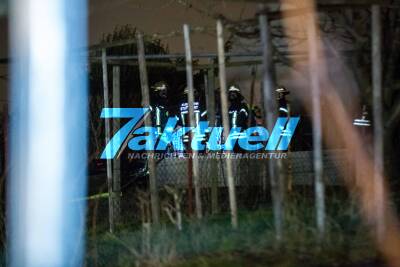 Gartenhausbrand auf kompliziertem Gelände: Feuerwehr sucht lange nach Einsatzstelle - Feuer von B14 aus sichtbar gewesen