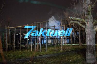 Gartenhausbrand auf kompliziertem Gelände: Feuerwehr sucht lange nach Einsatzstelle - Feuer von B14 aus sichtbar gewesen