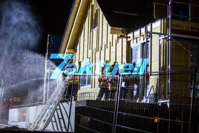 Fassade eines Neubaus brennt - Nachbarin entdeckte beim nächtlichen Rauchen das Feuer rechtzeitig und löscht Entstehungsbrand