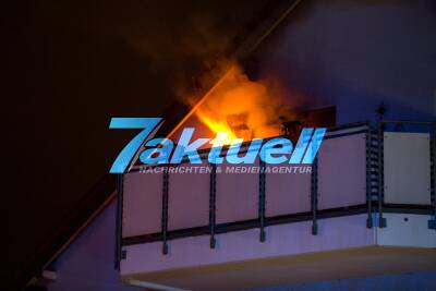 Kerze zündet Wohnung an: Flammen schlagen aus Dachgeschoss - Rauchmelder rettet Bewohner aus brennendem Gebäude