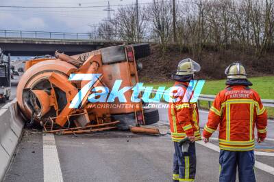 Spektakulärer Unfall auf der A5 bei Karlsruhe: Betonmischer kippt aufgrund überhöhter Geschwindigkeit um - Fahrer wird verletzt - Benzin läuft aus - Bergung des Sattelzuges